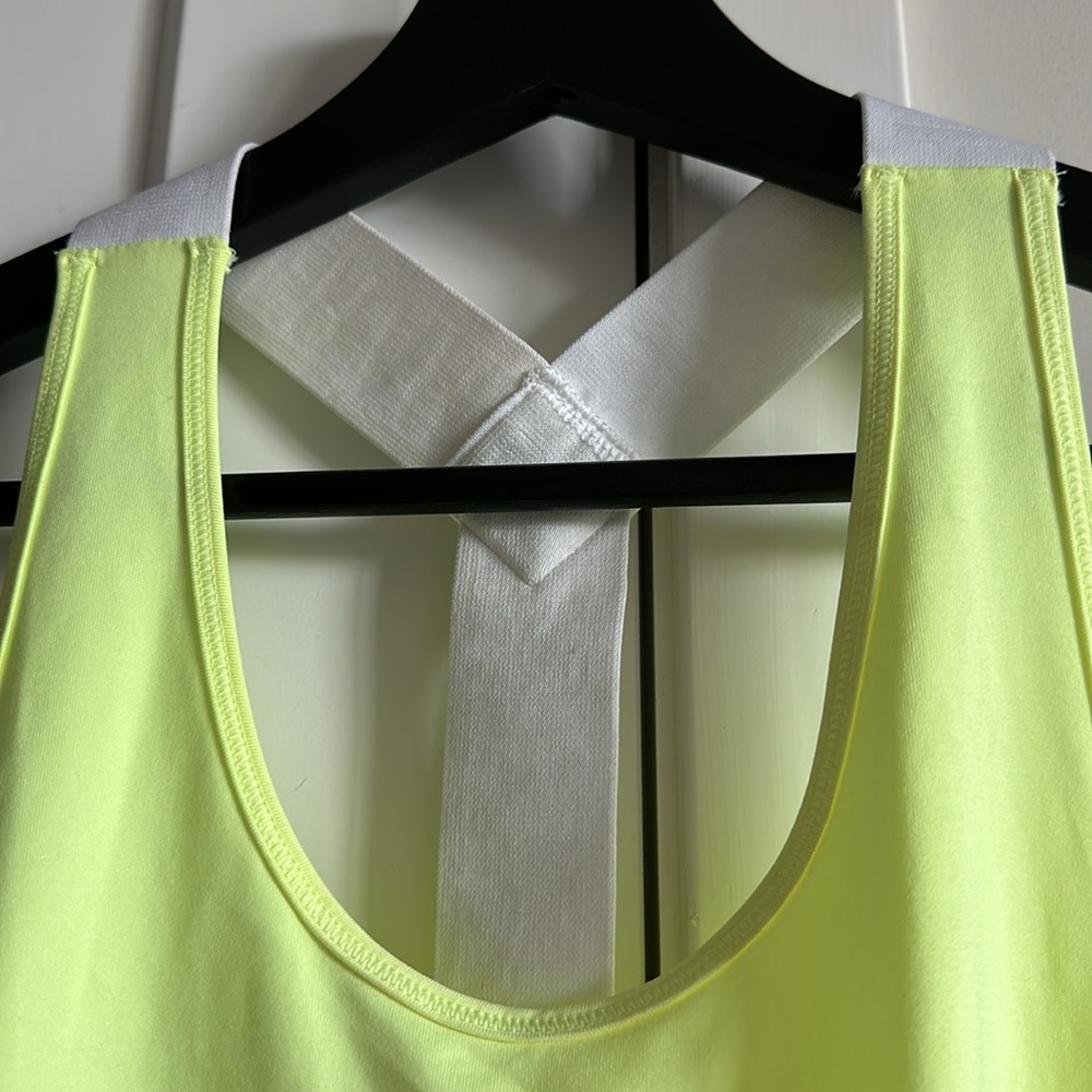 Under Armour Tank w tags - Picture 3 of 9